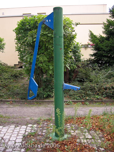 Schwengelpumpe in Berlin-Dahlem in der Straße "Im Winkel"