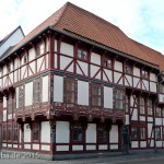 Das Haus Junkernschänke in Göttingen mit gotischem Kernbau aus dem 15. Jh. und einer erkerartigen, mit Holzschnitzereien im Stil der Renaissance verzierten baulichen Erweiterung (Utlucht) aus dem Jahr 1548, Zustand: Oktober 2015