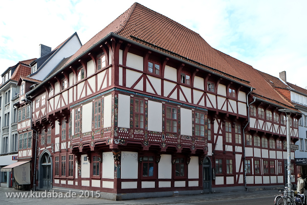 Das Haus Junkernschänke in Göttingen mit gotischem Kernbau aus dem 15. Jh. und einer erkerartigen, mit Holzschnitzereien im Stil der Renaissance verzierten baulichen Erweiterung (Utlucht) aus dem Jahr 1548, Zustand: Oktober 2015