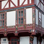 Das Haus Junkernschänke in Göttingen mit gotischem Kernbau aus dem 15. Jh. und einer erkerartigen, mit Holzschnitzereien im Stil der Renaissance verzierten baulichen Erweiterung (Utlucht) aus dem Jahr 1548, Zustand: Oktober 2015