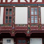 Das Haus Junkernschänke in Göttingen mit gotischem Kernbau aus dem 15. Jh. und einer erkerartigen, mit Holzschnitzereien im Stil der Renaissance verzierten baulichen Erweiterung (Utlucht) aus dem Jahr 1548, Zustand: Oktober 2015