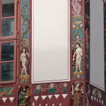 Das Haus Junkernschänke in Göttingen mit gotischem Kernbau aus dem 15. Jh. und einer erkerartigen, mit Holzschnitzereien im Stil der Renaissance verzierten baulichen Erweiterung (Utlucht) aus dem Jahr 1548, Zustand: Oktober 2015