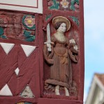 Das Haus Junkernschänke in Göttingen mit gotischem Kernbau aus dem 15. Jh. und einer erkerartigen, mit Holzschnitzereien im Stil der Renaissance verzierten baulichen Erweiterung (Utlucht) aus dem Jahr 1548, Zustand: Oktober 2015