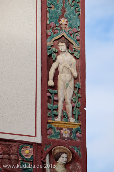 Das Haus Junkernschänke in Göttingen mit gotischem Kernbau aus dem 15. Jh. und einer erkerartigen, mit Holzschnitzereien im Stil der Renaissance verzierten baulichen Erweiterung (Utlucht) aus dem Jahr 1548, Zustand: Oktober 2015