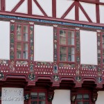 Das Haus Junkernschänke in Göttingen mit gotischem Kernbau aus dem 15. Jh. und einer erkerartigen, mit Holzschnitzereien im Stil der Renaissance verzierten baulichen Erweiterung (Utlucht) aus dem Jahr 1548, Zustand: Oktober 2015