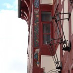 Das Haus Junkernschänke in Göttingen mit gotischem Kernbau aus dem 15. Jh. und einer erkerartigen, mit Holzschnitzereien im Stil der Renaissance verzierten baulichen Erweiterung (Utlucht) aus dem Jahr 1548, Zustand: Oktober 2015