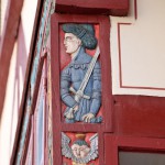 Das Haus Junkernschänke in Göttingen mit gotischem Kernbau aus dem 15. Jh. und einer erkerartigen, mit Holzschnitzereien im Stil der Renaissance verzierten baulichen Erweiterung (Utlucht) aus dem Jahr 1548, Zustand: Oktober 2015