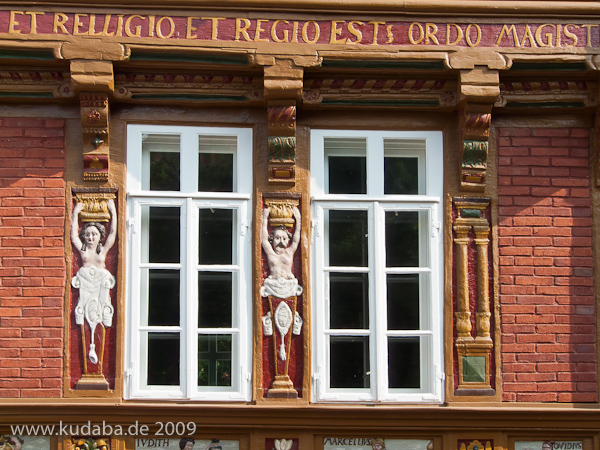 1612 fertiggestellte Alte Lateinschule in Alfeld an der Leine in Fachwerkbauweise mit einem umfangreichen Bildprogramm der Renaissance