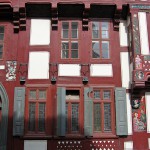 Das Haus Junkernschänke in Göttingen mit gotischem Kernbau aus dem 15. Jh. und einer erkerartigen, mit Holzschnitzereien im Stil der Renaissance verzierten baulichen Erweiterung (Utlucht) aus dem Jahr 1548, Zustand: April 2006