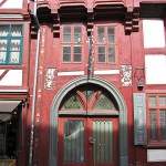 Das Haus Junkernschänke in Göttingen mit gotischem Kernbau aus dem 15. Jh. und einer erkerartigen, mit Holzschnitzereien im Stil der Renaissance verzierten baulichen Erweiterung (Utlucht) aus dem Jahr 1548, Zustand: April 2006