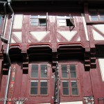 Das Haus Junkernschänke in Göttingen mit gotischem Kernbau aus dem 15. Jh. und einer erkerartigen, mit Holzschnitzereien im Stil der Renaissance verzierten baulichen Erweiterung (Utlucht) aus dem Jahr 1548, Zustand: April 2006