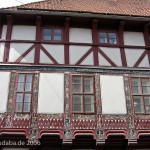 Das Haus Junkernschänke in Göttingen mit gotischem Kernbau aus dem 15. Jh. und einer erkerartigen, mit Holzschnitzereien im Stil der Renaissance verzierten baulichen Erweiterung (Utlucht) aus dem Jahr 1548, Zustand: April 2006