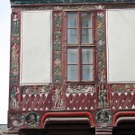 Das Haus Junkernschänke in Göttingen mit gotischem Kernbau aus dem 15. Jh. und einer erkerartigen, mit Holzschnitzereien im Stil der Renaissance verzierten baulichen Erweiterung (Utlucht) aus dem Jahr 1548, Zustand: April 2006