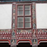 Das Haus Junkernschänke in Göttingen mit gotischem Kernbau aus dem 15. Jh. und einer erkerartigen, mit Holzschnitzereien im Stil der Renaissance verzierten baulichen Erweiterung (Utlucht) aus dem Jahr 1548, Zustand: April 2006