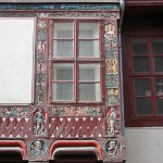 Das Haus Junkernschänke in Göttingen mit gotischem Kernbau aus dem 15. Jh. und einer erkerartigen, mit Holzschnitzereien im Stil der Renaissance verzierten baulichen Erweiterung (Utlucht) aus dem Jahr 1548, Zustand: April 2006