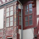 Das Haus Junkernschänke in Göttingen mit gotischem Kernbau aus dem 15. Jh. und einer erkerartigen, mit Holzschnitzereien im Stil der Renaissance verzierten baulichen Erweiterung (Utlucht) aus dem Jahr 1548, Zustand: April 2006