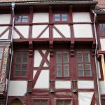 Das Haus Junkernschänke in Göttingen mit gotischem Kernbau aus dem 15. Jh. und einer erkerartigen, mit Holzschnitzereien im Stil der Renaissance verzierten baulichen Erweiterung (Utlucht) aus dem Jahr 1548, Zustand: April 2006