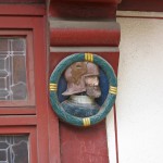 Das Haus Junkernschänke in Göttingen mit gotischem Kernbau aus dem 15. Jh. und einer erkerartigen, mit Holzschnitzereien im Stil der Renaissance verzierten baulichen Erweiterung (Utlucht) aus dem Jahr 1548, Zustand: April 2006