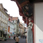 Das Haus Junkernschänke in Göttingen mit gotischem Kernbau aus dem 15. Jh. und einer erkerartigen, mit Holzschnitzereien im Stil der Renaissance verzierten baulichen Erweiterung (Utlucht) aus dem Jahr 1548, Zustand: April 2006