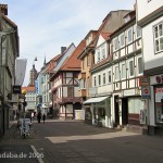 Das Haus Junkernschänke in Göttingen mit gotischem Kernbau aus dem 15. Jh. und einer erkerartigen, mit Holzschnitzereien im Stil der Renaissance verzierten baulichen Erweiterung (Utlucht) aus dem Jahr 1548, Zustand: April 2006