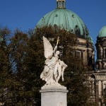 Die Skulptur "Nike trägt den gefallenen Krieger zum Olymp empor" auf der Schlossbrücke in Berlin-Mitte aus weißem Carrara-Marmor stammt von dem deutschen Bildhauer August Julius Wredow aus dem Jahr 1857