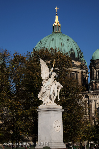 Die Skulptur "Nike trägt den gefallenen Krieger zum Olymp empor" auf der Schlossbrücke in Berlin-Mitte aus weißem Carrara-Marmor stammt von dem deutschen Bildhauer August Julius Wredow aus dem Jahr 1857