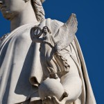Skulptur "Athena bewaffnet den Krieger" auf der Schlossbrücke in Berlin-Mitte aus weißem Carrara-Marmor von Karl Heinrich Möller aus den Jahren 1850-1851