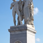 Skulptur "Athena bewaffnet den Krieger" auf der Schlossbrücke in Berlin-Mitte aus weißem Carrara-Marmor von Karl Heinrich Möller aus den Jahren 1850-1851