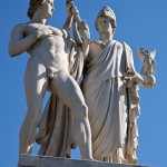 Skulptur "Athena bewaffnet den Krieger" auf der Schlossbrücke in Berlin-Mitte aus weißem Carrara-Marmor von Karl Heinrich Möller aus den Jahren 1850-1851