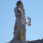 Skulptur "Athena bewaffnet den Krieger" auf der Schlossbrücke in Berlin-Mitte aus weißem Carrara-Marmor von Karl Heinrich Möller aus den Jahren 1850-1851