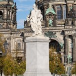 Skulptur "Athena bewaffnet den Krieger" auf der Schlossbrücke in Berlin-Mitte aus weißem Carrara-Marmor von Karl Heinrich Möller aus den Jahren 1850-1851