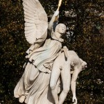 Die Skulptur "Nike trägt den gefallenen Krieger zum Olymp empor" auf der Schlossbrücke in Berlin-Mitte aus weißem Carrara-Marmor stammt von dem deutschen Bildhauer August Julius Wredow aus dem Jahr 1857
