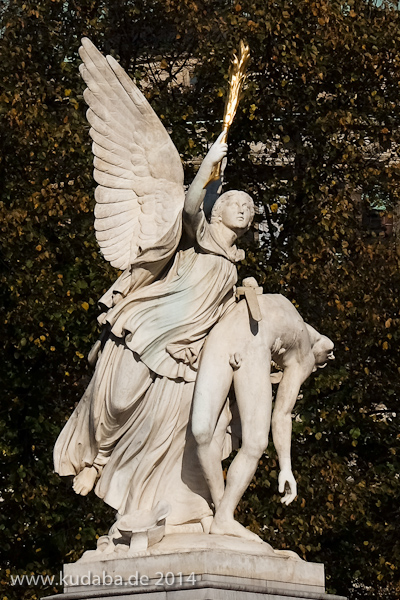 Die Skulptur "Nike trägt den gefallenen Krieger zum Olymp empor" auf der Schlossbrücke in Berlin-Mitte aus weißem Carrara-Marmor stammt von dem deutschen Bildhauer August Julius Wredow aus dem Jahr 1857