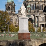 Skulptur "Athena bewaffnet den Krieger" auf der Schlossbrücke in Berlin-Mitte aus weißem Carrara-Marmor von Karl Heinrich Möller aus den Jahren 1850-1851