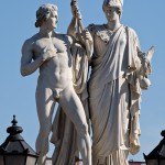 Skulptur "Athena bewaffnet den Krieger" auf der Schlossbrücke in Berlin-Mitte aus weißem Carrara-Marmor von Karl Heinrich Möller aus den Jahren 1850-1851