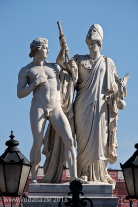 Skulptur "Athena bewaffnet den Krieger" auf der Schlossbrücke in Berlin-Mitte aus weißem Carrara-Marmor von Karl Heinrich Möller aus den Jahren 1850-1851