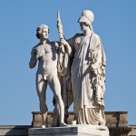 Skulptur "Athena bewaffnet den Krieger" auf der Schlossbrücke in Berlin-Mitte aus weißem Carrara-Marmor von Karl Heinrich Möller aus den Jahren 1850-1851