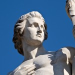 Skulptur "Athena bewaffnet den Krieger" auf der Schlossbrücke in Berlin-Mitte aus weißem Carrara-Marmor von Karl Heinrich Möller aus den Jahren 1850-1851