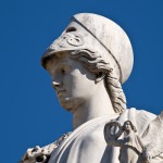 Skulptur "Athena bewaffnet den Krieger" auf der Schlossbrücke in Berlin-Mitte aus weißem Carrara-Marmor von Karl Heinrich Möller aus den Jahren 1850-1851