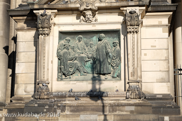 Relief Luther mit Reformatoren an der Westfassade des Berliner Doms auf der Spreeinsel in Berlin-Mitte von Johannes Götz