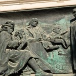 Relief Luther mit Reformatoren an der Westfassade des Berliner Doms auf der Spreeinsel in Berlin-Mitte von Johannes Götz