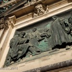 Relief Luther mit Reformatoren an der Westfassade des Berliner Doms auf der Spreeinsel in Berlin-Mitte von Johannes Götz