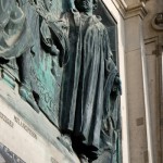 Relief Luther mit Reformatoren an der Westfassade des Berliner Doms auf der Spreeinsel in Berlin-Mitte von Johannes Götz