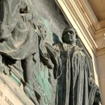 Relief Luther mit Reformatoren an der Westfassade des Berliner Doms auf der Spreeinsel in Berlin-Mitte von Johannes Götz