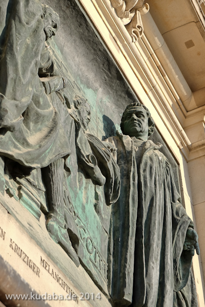 Relief Luther mit Reformatoren an der Westfassade des Berliner Doms auf der Spreeinsel in Berlin-Mitte von Johannes Götz