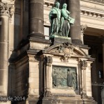 Relief Luther mit Reformatoren an der Westfassade des Berliner Doms auf der Spreeinsel in Berlin-Mitte von Johannes Götz