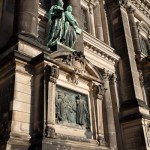 Relief Luther mit Reformatoren an der Westfassade des Berliner Doms auf der Spreeinsel in Berlin-Mitte von Johannes Götz