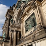 Relief Luther mit Reformatoren an der Westfassade des Berliner Doms auf der Spreeinsel in Berlin-Mitte von Johannes Götz