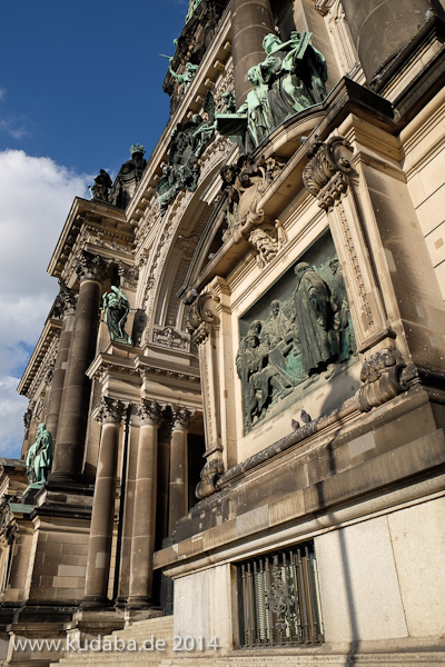 Relief Luther mit Reformatoren an der Westfassade des Berliner Doms auf der Spreeinsel in Berlin-Mitte von Johannes Götz