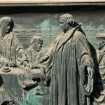 Relief Luther mit Reformatoren an der Westfassade des Berliner Doms auf der Spreeinsel in Berlin-Mitte von Johannes Götz